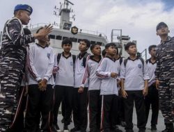 KRI Teluk Wondama Singgah di Manokwari, TNI AL Gelar Aksi Sosial dan Edukasi Laut
