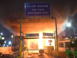7 Gerbang Tol Terbakar dan Sejumlah Fasilitas Rusak Imbas Demo