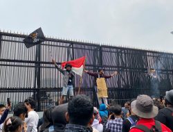 Update Demo DPR 25 Agustus, Massa Bawa Bendera One Piece-Jalan Ditutup