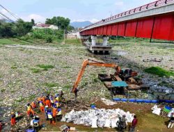 Aliran Sungai Citarik Tersumbat Sampah, Warga Minta Pemerintah Bertindak