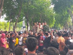 Amuk Warga Sampang Rusak Alun-alun Serang Aparat Tuntut Pilkades Digelar